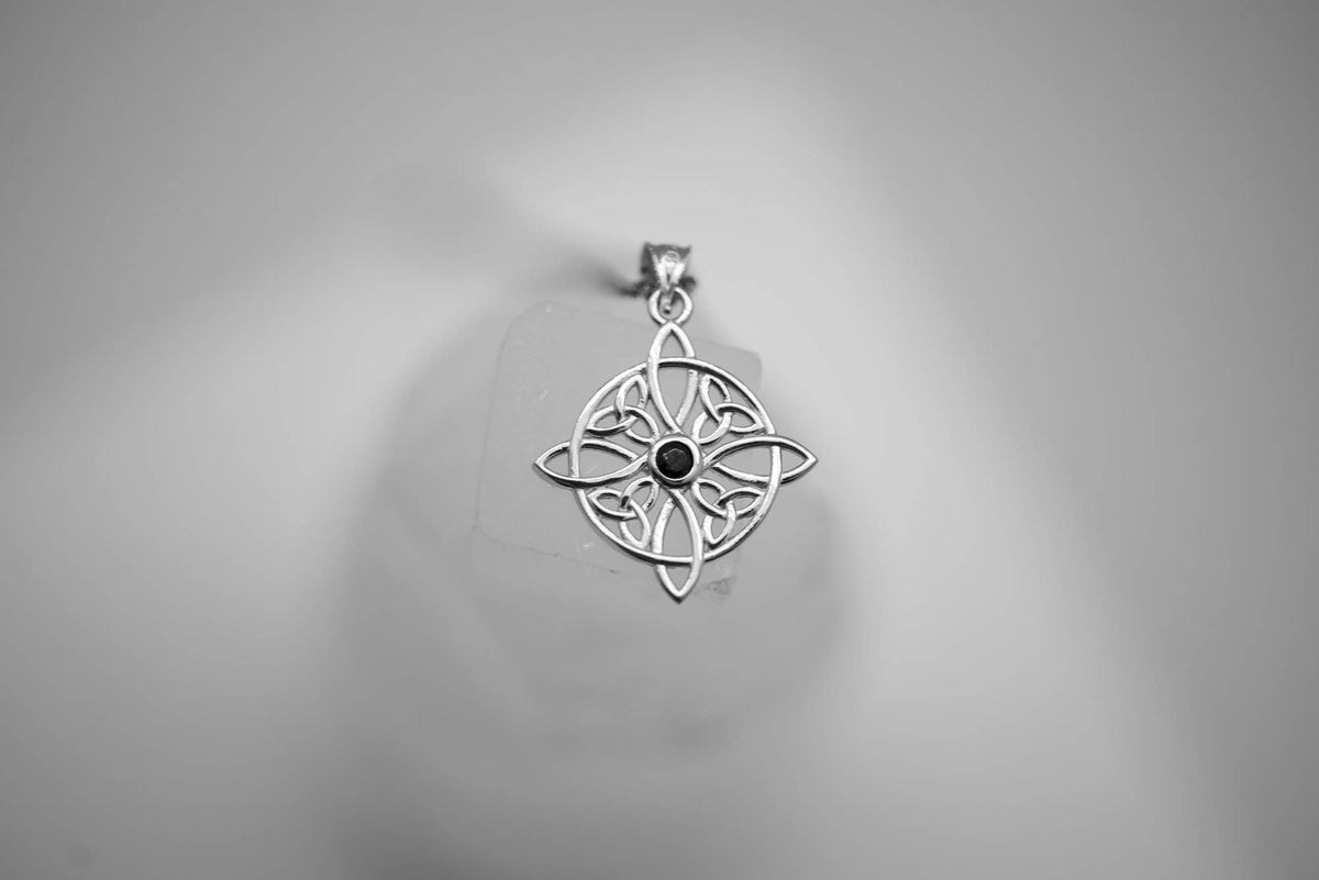 Collier Nœud de Sorcière – Argent 925 & Zircon Violet - GinkgoDeco