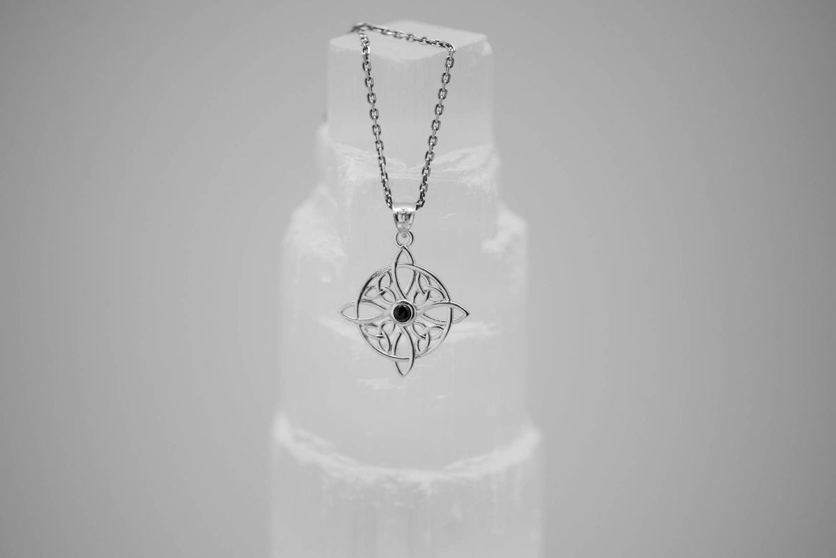Collier Nœud de Sorcière – Argent 925 & Zircon Violet - GinkgoDeco